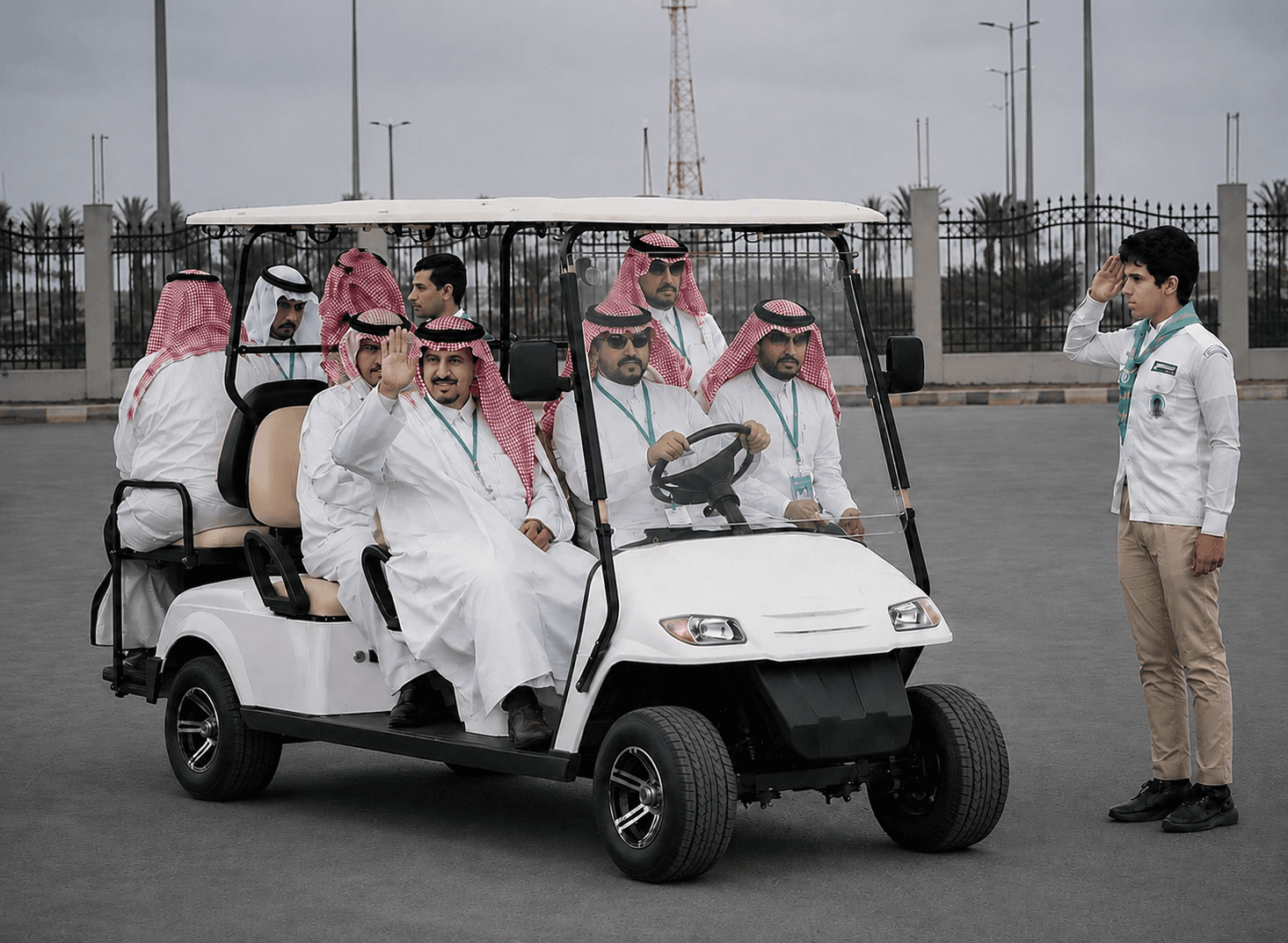 ضيوف كبار يتنقلون بعربة جولف داخل موقع الفعالية