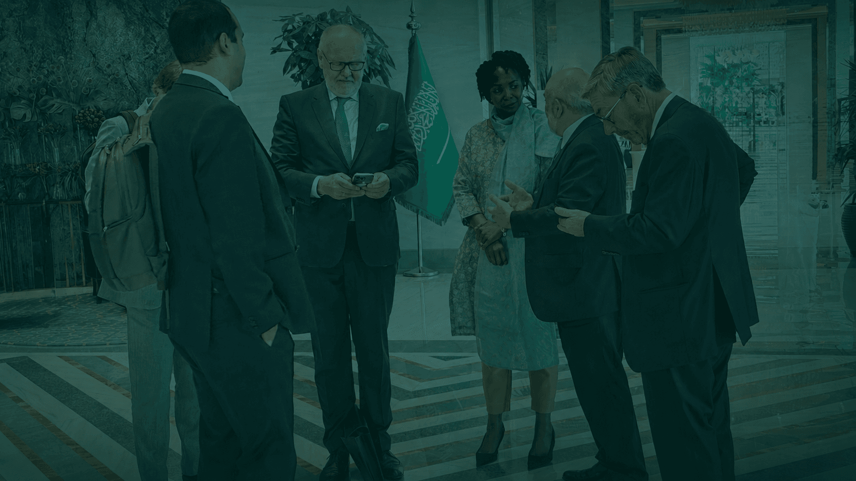استقبال وفد رسمي وفق ترتيب بروتوكولي دقيق بجانب العلم السعودي